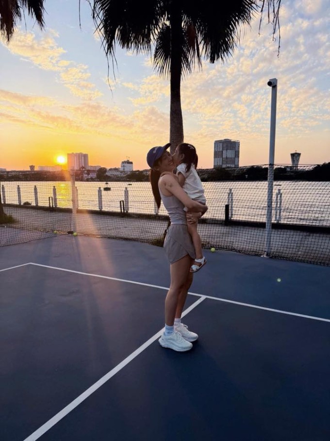 Ảnh sao 4/2: Gia đình Hồ Ngọc Hà diện áo dài đi sự kiện - 8