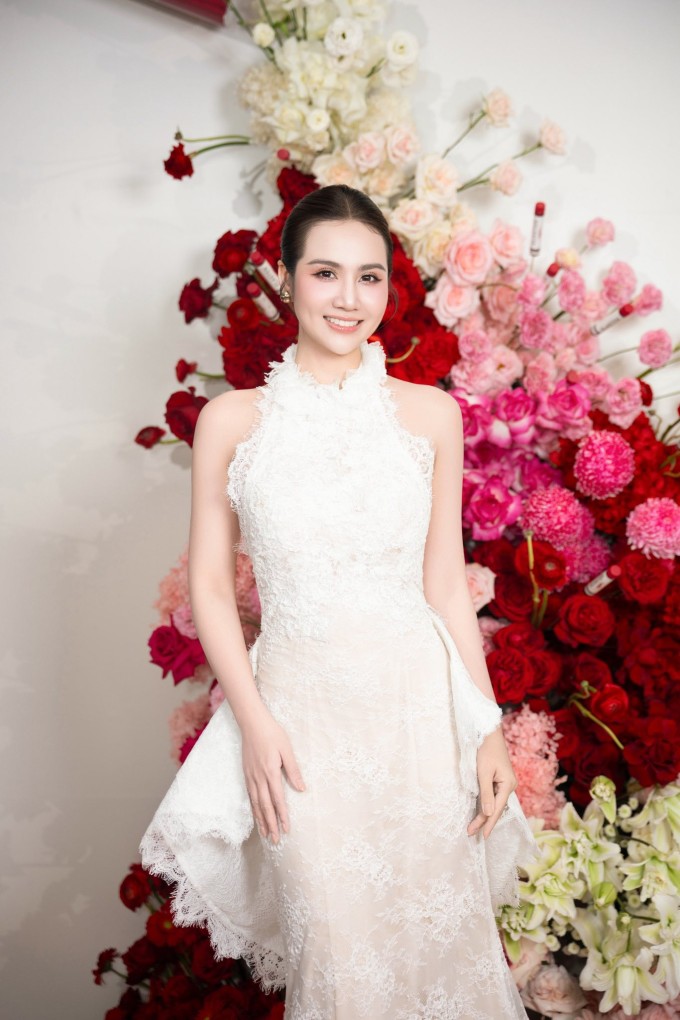 Ảnh sao 4/2: Gia đình Hồ Ngọc Hà diện áo dài đi sự kiện - 4