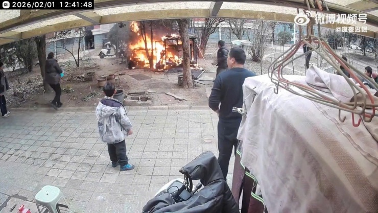 Người dân hỗ trợ dập lửa nhưng không thể cứu được chú chó Tiểu Vượng.