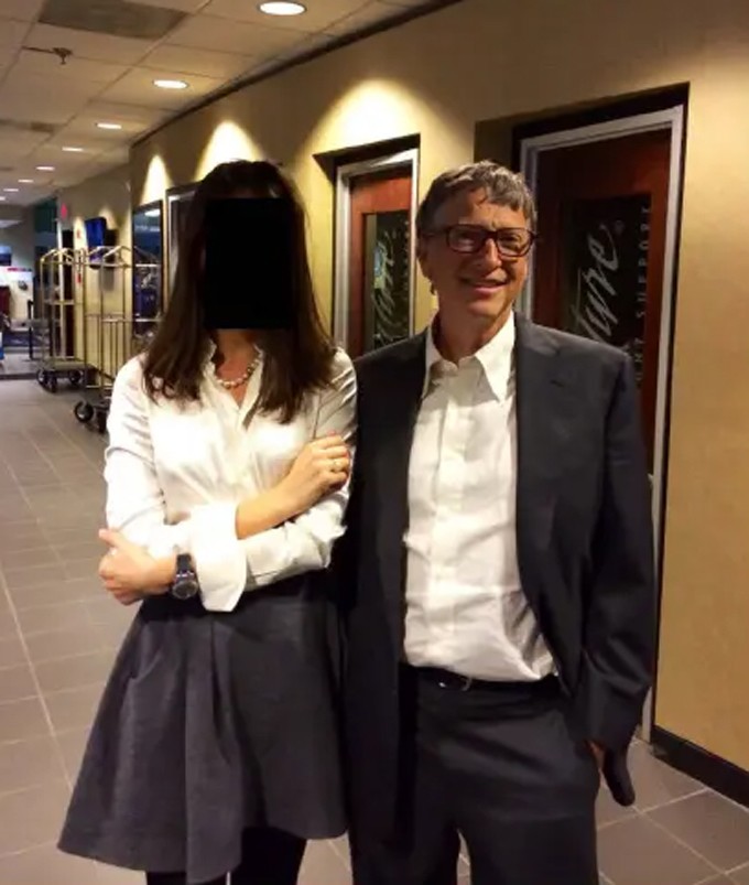 Một bức ảnh được DOJ công bố cho thấy Bill Gates đứng cạnh một cô gái giấu mặt.
