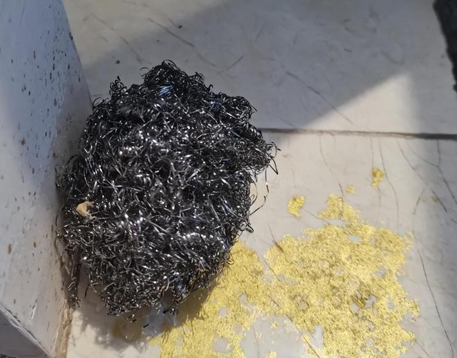 Nhiều gia đình có thói quen sử dụng một chiếc khăn lau cho nhiều mục đích khác nhau, từ lau bàn, lau bếp cho đến vệ sinh bát đĩa. Việc dùng khăn lau