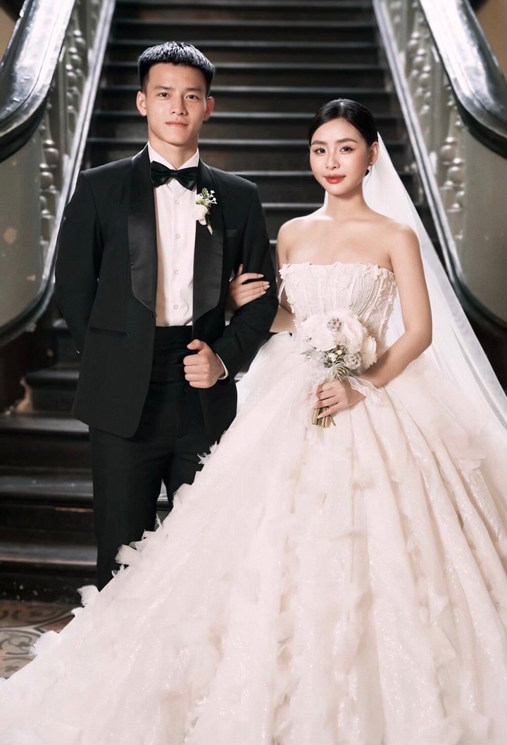 Những nàng WAGs xinh đẹp của cầu thủ U23 - 7