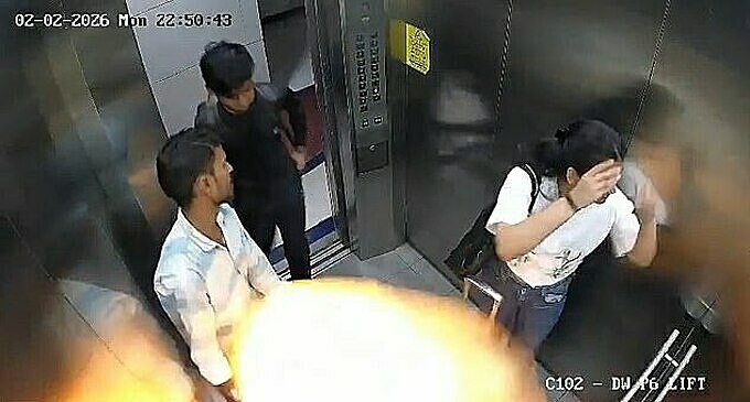 1770338415-987-37-image-a-17-6341-8253-6004-width680height365 Chỉ một giây sau khi vào trong thang máy, chùm bóng bay lập tức phát nổ. Ảnh: X