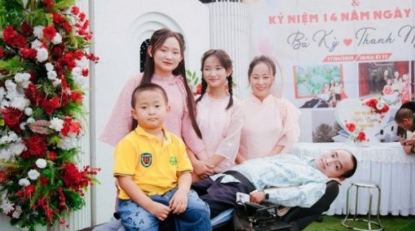 Người đàn ông 'cứng đơ như khúc gỗ' cưới vợ xinh, cả hôn trường bật khóc 1770338666 516 thumbnail width740height495 anh cat 3 2 auto cropjpg