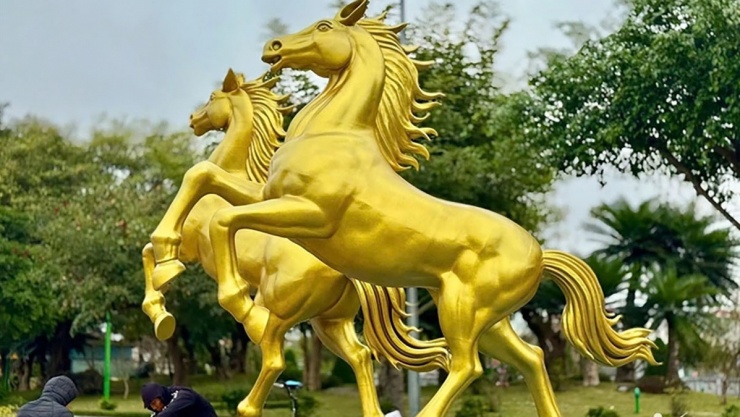 1770354055-linh_vat_ngua_1_0-width1200height675 Cặp linh vật ngựa vàng dũng mãnh tung vó tại Lạng Sơn. (Ảnh: Vietnamnet)