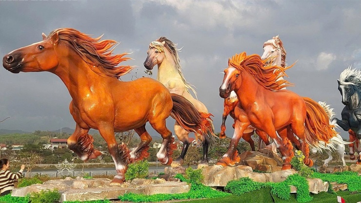 1770354057-linh_vat_ngua_9_0-width1200height675 Linh vật ngựa oai phong, sống động tại công viên Lao Bảo, tỉnh Quảng Trị. (Ảnh: Đức Nghĩa)