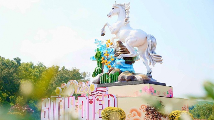 1770354058-linh_vat_ngua_4_0-width1200height675 Linh vật bạch mã tại khu vực đồi Chuông Gió, xã Bình Điền, Huế. (Ảnh: Nguyễn Hoàng)