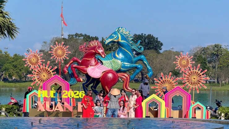 1770354059-linh_vat_ngua_11_0-width1200height675 Linh vật ngựa tại đài phun nước trước trụ sở UBND TP Huế.