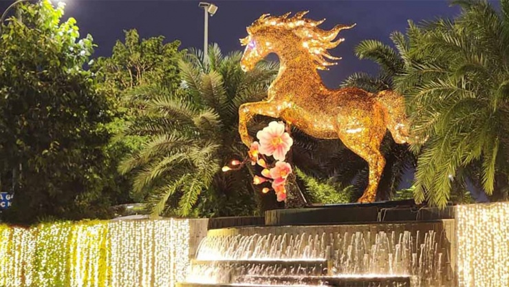 1770354059-linh_vat_ngua_13_0-width1200height675 Linh vật ngựa vàng tại khu vực thác nước lối vào nhà ga T2, Sân bay quốc tế Đà Nẵng. (Ảnh: Đinh Văn Tâm)