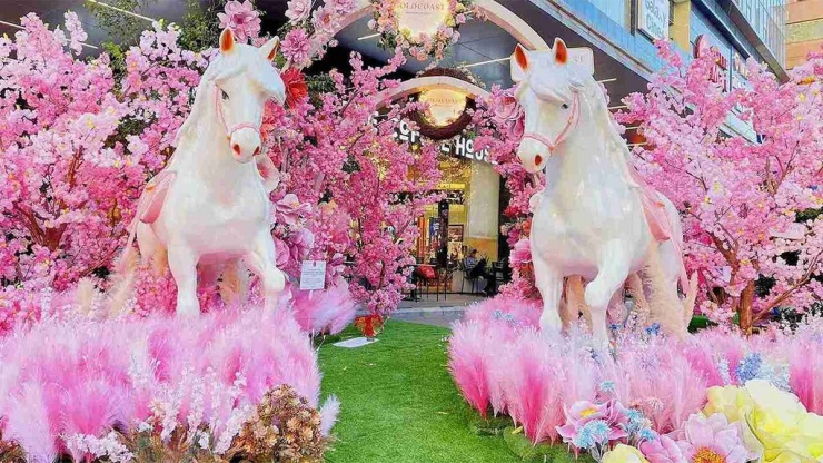 1770354060-linh_vat_ngua_7_0-width1200height674 Linh vật ngựa hồng tại trung tâm thương mại Gold Coast, Nha Trang. (Ảnh: Lộc Thọ)