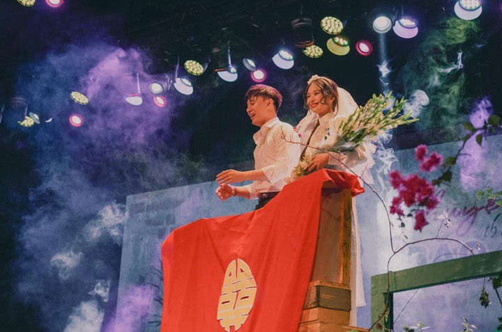 Cô là gương mặt quen thuộc trên sân khấu kịch.