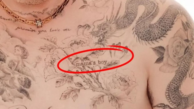Hình xăm 'mama's boy' được con cả nhà Becks thực hiện từ năm 18 tuổi hiện lọt thỏm giữa hàng loạt hình xăm khác, trong đó có bó hoa ngày cưới.