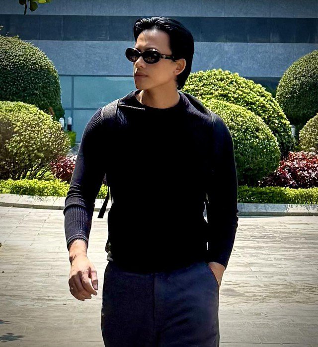 Nam diễn viên có vóc dáng đẹp cùng gương mặt điển trai.
