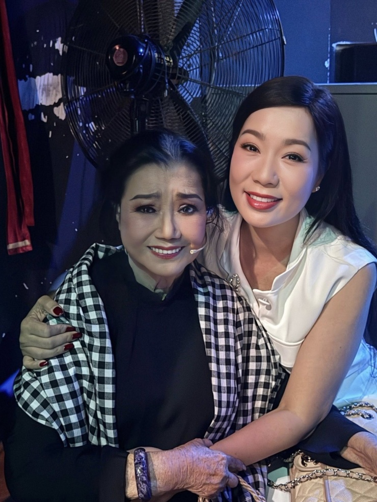 Ảnh sao 7/2: Huỳnh Đông - Ái Châu cho con trai về nước ăn Tết - 7