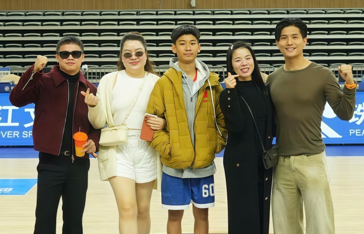 Ảnh sao 7/2: Huỳnh Đông - Ái Châu cho con trai về nước ăn Tết - 11