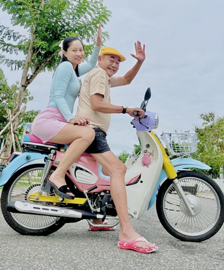 Chân Chân hiện đảm nhận vai trò quản lý, thường xuyên đồng hành cùng Nghệ sĩ Nhân dân Việt Anh trong các hoạt động nghệ thuật. Ảnh: FBNV