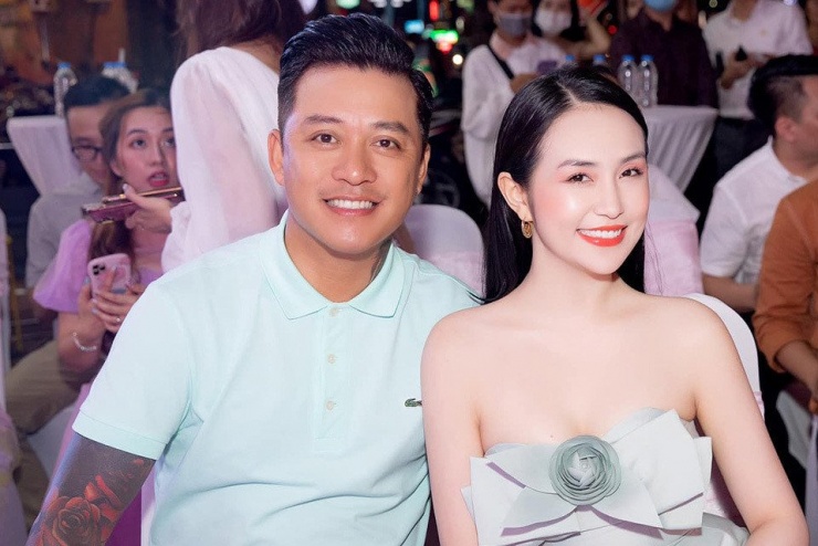 Lấy vợ lệch tuổi như 'chú - cháu', 3 nam ca sĩ của showbiz Việt có hôn nhân như mơ - 2