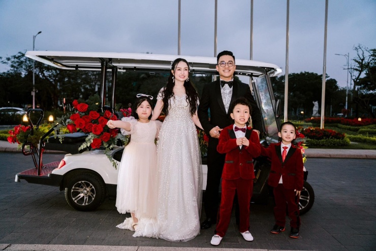 Lấy vợ lệch tuổi như 'chú - cháu', 3 nam ca sĩ của showbiz Việt có hôn nhân như mơ - 5