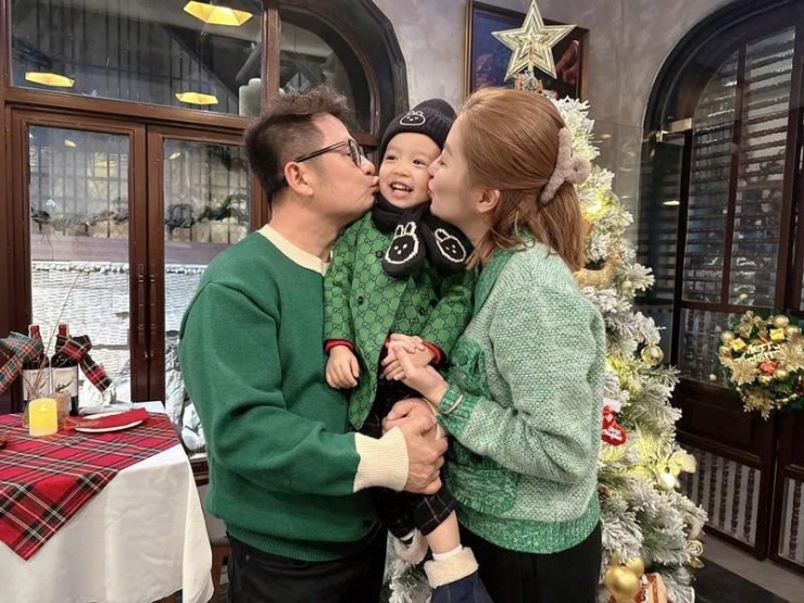 Lấy vợ lệch tuổi như 'chú - cháu', 3 nam ca sĩ của showbiz Việt có hôn nhân như mơ - 11