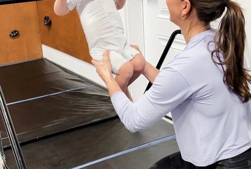 Em bé 8 tháng tuổi gây sốt với khả năng đu xà 1770509112 be3 4415 7760 4295 width499height657