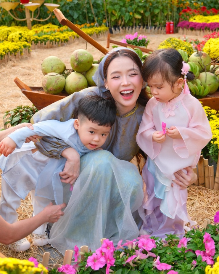 Ảnh sao 8/2: Trấn Thành mừng sinh nhật tuổi 39 bên Hari Won - 2