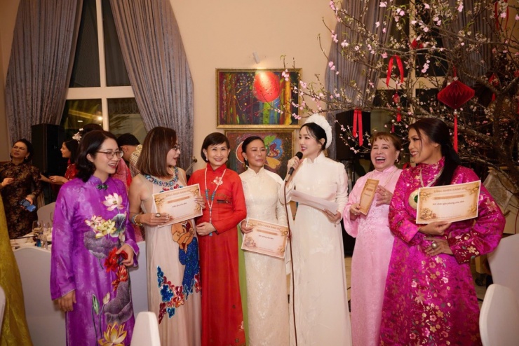 Giáng My đảm nhận vai trò quản trò ở phần mini game.