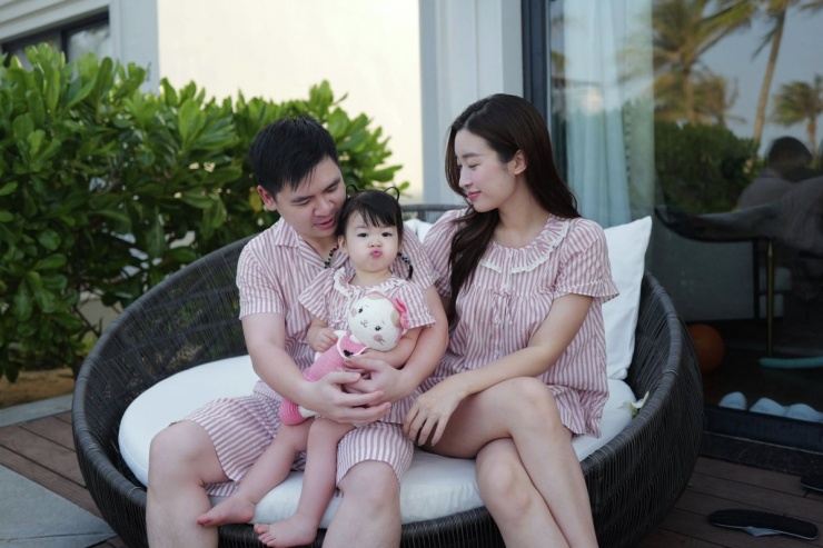 1770512526-gia-dinh-hoa-hau-do-my-linh-4-9878-width1200height798 Đỗ Mỹ Linh và phút vui đùa bên chồng con.