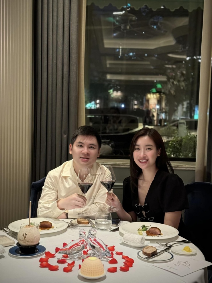 1770512527-gia-dinh-hoa-hau-do-my-linh-3-0523-width1200height1600 Cô và chồng đồng điệu sở thích ăn uống và đi du lịch.