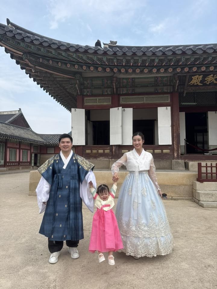 1770512528-gia-dinh-hoa-hau-do-my-linh-11-9973-width720height960 Đỗ Mỹ Linh cùng chồng