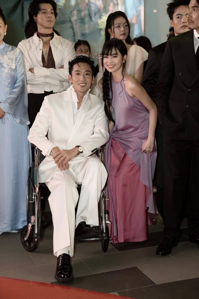 Ảnh sao 9/2: Cường Đôla khoe má hồng, môi son do các con make-up - 3