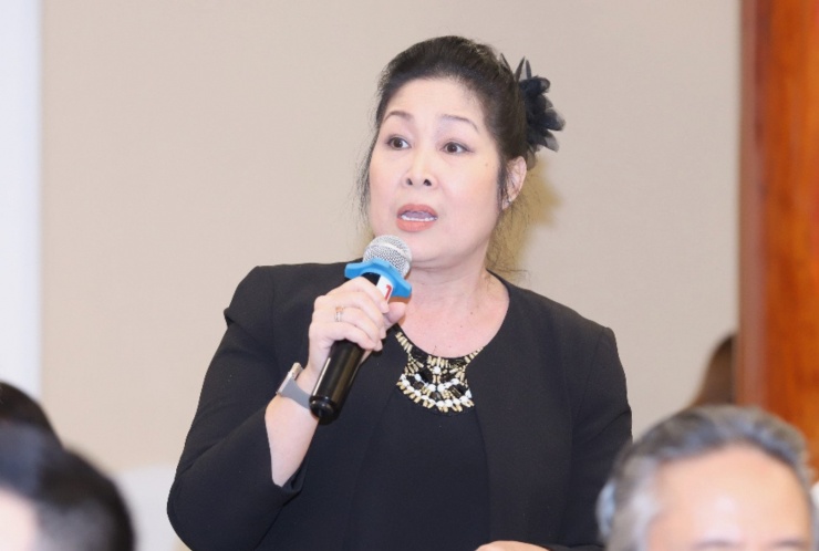 NSND Hồng Vân lo sân khấu sụp đổ.