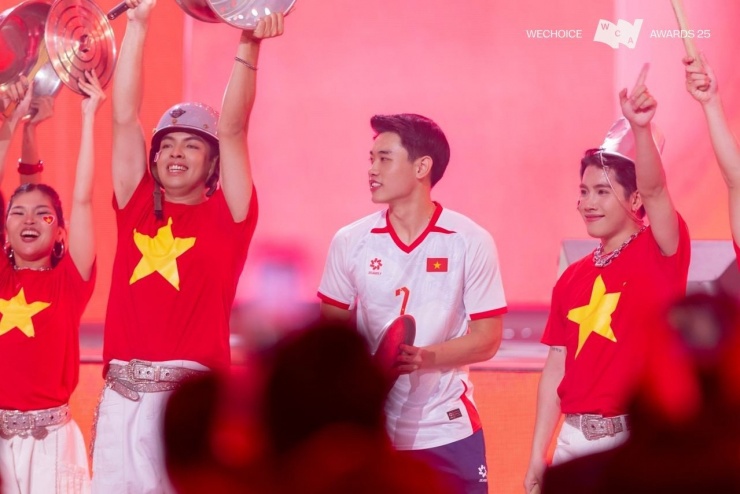 Đình Bắc tham gia sân khấu tiết mục Thắng Đời 1-0.