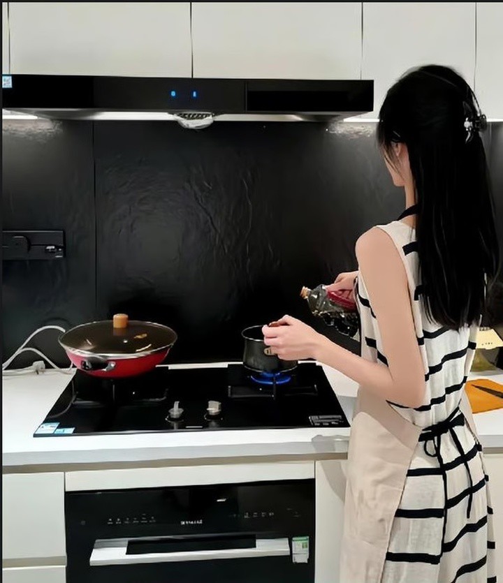 1770613226-9db0e727-4504-4526-8cb7-fd732a45d478fd6c204c-21-width720height835 Jiang mặc đồ và sử dụng bếp của Chen để xây dựng hình ảnh sang chảnh. (Ảnh: 163)