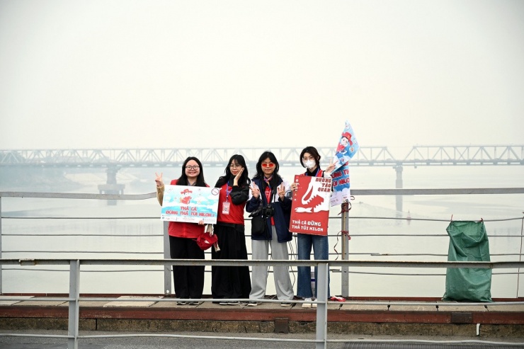Thu Minh (thứ hai từ phải sang) cùng các tình nguyện viên
