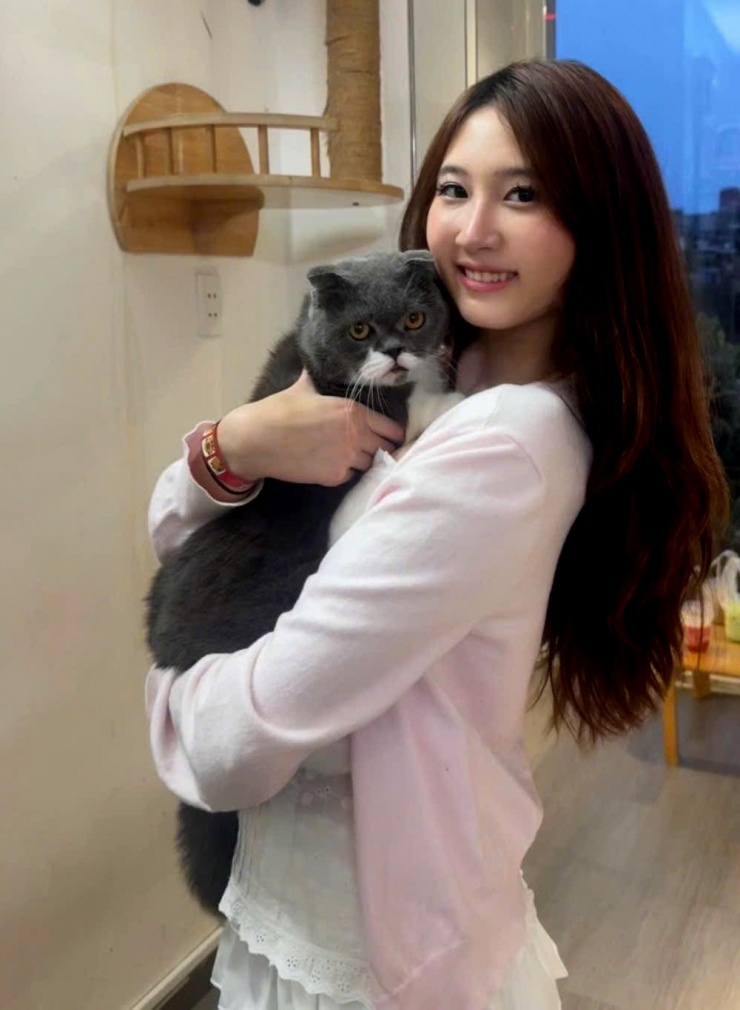 1770686423-1-6507-width1001height1365 Ảnh sao 10/2: Lâm Khánh Chi đi chơi cùng con trai và 'tình tin đồn' - 2