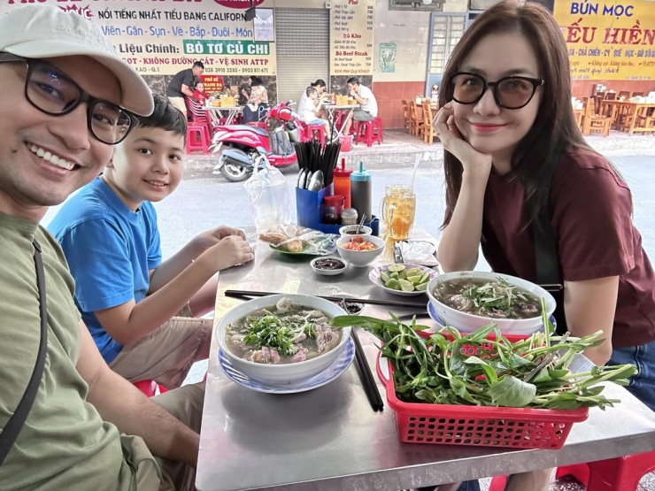 1770686424-dong-12-6509-width1200height900 Ảnh sao 10/2: Lâm Khánh Chi đi chơi cùng con trai và 'tình tin đồn' - 4