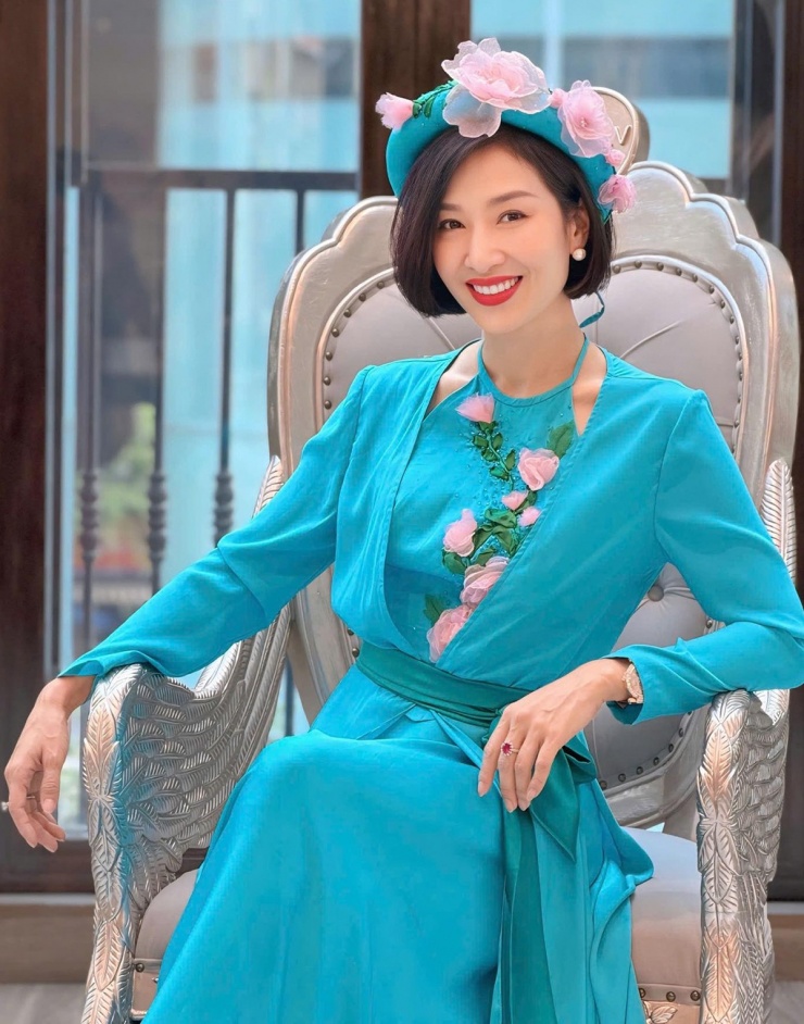 1770686424-huong-8-6511-width1200height1527 Ảnh sao 10/2: Lâm Khánh Chi đi chơi cùng con trai và 'tình tin đồn' - 6