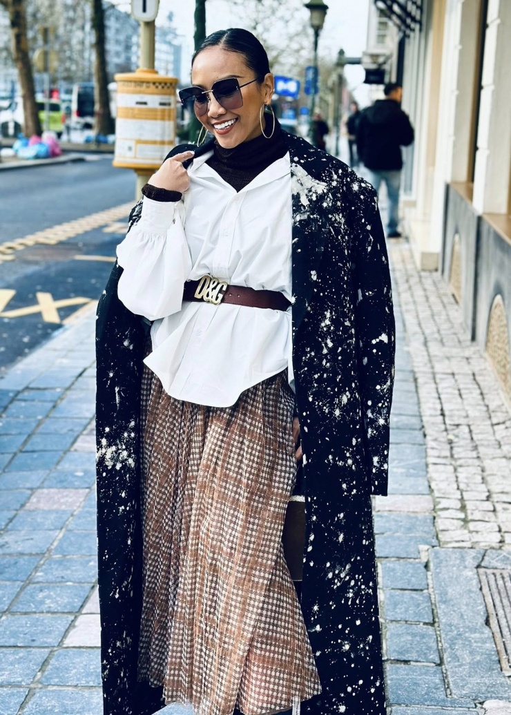 1770686425-trang-11-6513-width1200height1677 Ảnh sao 10/2: Lâm Khánh Chi đi chơi cùng con trai và 'tình tin đồn' - 9