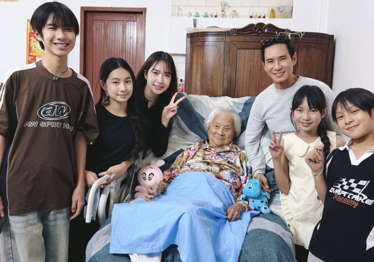 1770686426-vu-4-6514-width1200height839 Ảnh sao 10/2: Lâm Khánh Chi đi chơi cùng con trai và 'tình tin đồn' - 11