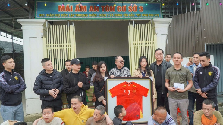 1770708382-nguyen-dinh-bac-03-0758-width1920height1077 Nguyễn Đình Bắc tặng áo đấu của mình để bán đấu giá ủng hộ các hoàn cảnh khó khăn. Ảnh: Nghệ An News.