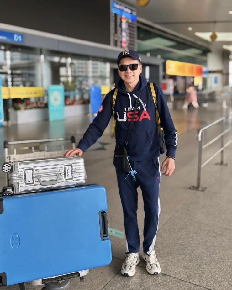 Ảnh sao 11/2: Ngọc Trinh mặc hở đi ăn với gia đình Quốc Trường - 2