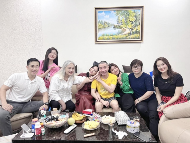 Ảnh sao 11/2: Ngọc Trinh mặc hở đi ăn với gia đình Quốc Trường - 5