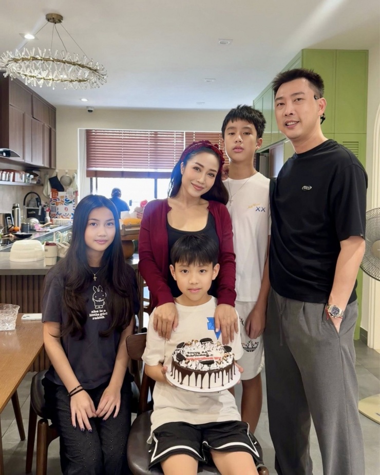 Ảnh sao 11/2: Ngọc Trinh mặc hở đi ăn với gia đình Quốc Trường - 6