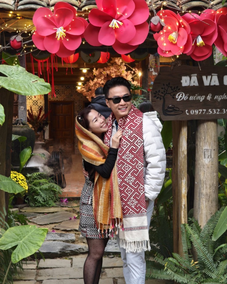 Ảnh sao 11/2: Ngọc Trinh mặc hở đi ăn với gia đình Quốc Trường - 7