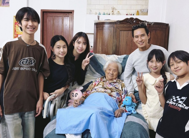 Ảnh sao 11/2: Ngọc Trinh mặc hở đi ăn với gia đình Quốc Trường - 8