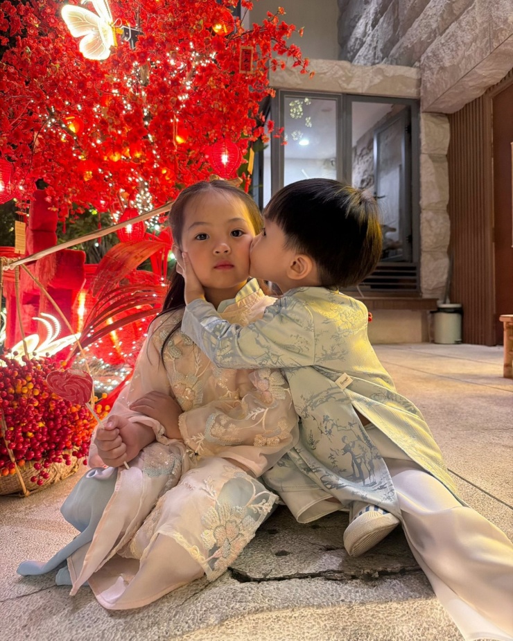 Ảnh sao 11/2: Ngọc Trinh mặc hở đi ăn với gia đình Quốc Trường - 9