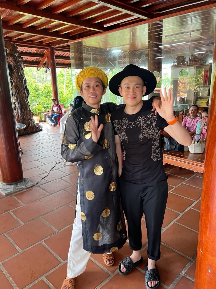 Nghệ sĩ Ưu tú Hoài Linh và em trai. Ảnh: FBNV