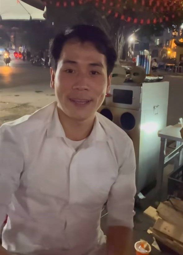 Hiếu Nguyễn bán khoai ngay sau khi kết thúc công việc văn phòng mỗi ngày.