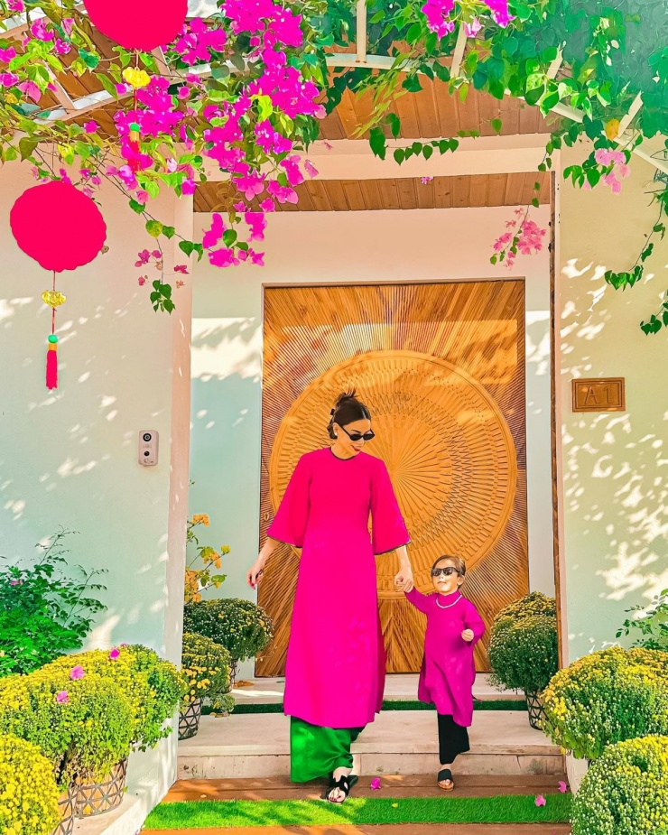 1770860024-hongocha-0660-3-66-3047-width1200height1500 Hồ Ngọc Hà - Kim Lý trang hoàng biệt thự đón Tết - 3