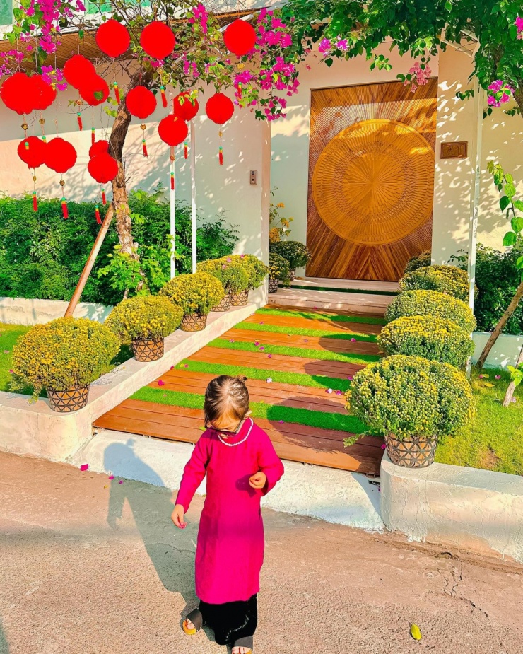 1770860024-hongocha-0660-4-66-3052-width1200height1500 Hồ Ngọc Hà - Kim Lý trang hoàng biệt thự đón Tết - 4